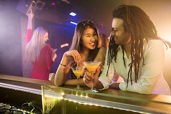 포토 JPG 서양인 커플 응시 여자 남자 흑인 조명 실내 대화 미소 사람 앉기 동양인 여러명 상반신 20대 성인 앞모습 옆모습 뒷모습 친구 춤 칵테일 연기 즐거움 클럽 성인만 국내포토 외국인 시선 감정 뷰포인트 다수 관계 모션 문화예술 주류 표정 말하기 인종 청년 내부 파일형식