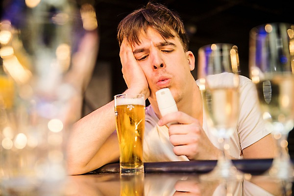 포토 JPG 서양인 남자 잔 맥주 실내 한명 사람 앉기 상반신 20대 성인 앞모습 턱괴기 잠 찡그림 만취 클럽 맥주잔 술취함 음주측정기 성인남자한명만 국내포토 외국인 1 식기 뷰포인트 술잔 모션 주류 표정 청년 내부 남자한명만 성인남자만 파일형식