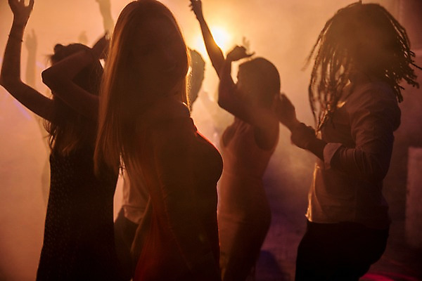 포토 JPG 서양인 여자 남자 흑인 조명 실내 미소 사람 동양인 여러명 상반신 20대 성인 옆모습 30대 친구 손들기 어둠 춤 즐거움 클럽 성인만 국내포토 외국인 감정 뷰포인트 다수 관계 모션 문화예술 표정 인종 청년 내부 장년 파일형식