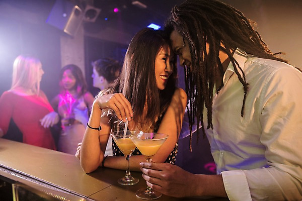 포토 JPG 서양인 커플 응시 여자 남자 흑인 조명 실내 대화 서기 미소 사람 앉기 동양인 여러명 상반신 20대 성인 앞모습 옆모습 30대 스피커 칵테일 클럽 성인만 머리맞대기 국내포토 외국인 시선 뷰포인트 음향기기 다수 관계 모션 주류 표정 말하기 인종 청년 내부 장년 파일형식