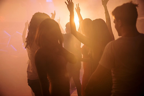 포토 JPG 서양인 여자 남자 흑인 조명 실내 미소 사람 동양인 여러명 상반신 20대 성인 옆모습 뒷모습 30대 친구 손들기 무대 춤 즐거움 클럽 성인만 국내포토 외국인 감정 뷰포인트 다수 관계 모션 문화예술 표정 인종 청년 내부 장년 파일형식