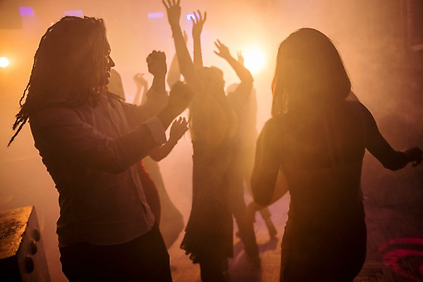 포토 JPG 서양인 여자 남자 흑인 조명 실내 사람 동양인 여러명 상반신 20대 성인 옆모습 뒷모습 30대 친구 무대 춤 연기 즐거움 클럽 성인만 국내포토 외국인 감정 뷰포인트 다수 관계 문화예술 인종 청년 내부 장년 파일형식