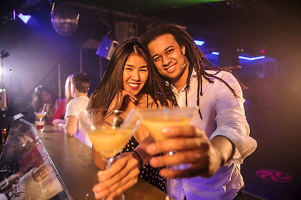 포토 JPG 서양인 커플 응시 여자 남자 흑인 탁자 조명 실내 미소 들기 사람 동양인 여러명 상반신 20대 성인 앞모습 30대 무대 칵테일 즐거움 클럽 성인만 국내포토 외국인 시선 감정 뷰포인트 가구 다수 관계 모션 주류 표정 인종 청년 내부 장년 파일형식