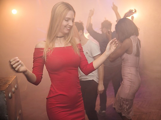 포토 JPG 서양인 응시 원피스 여자 남자 흑인 조명 실내 미소 사람 여러명 상반신 20대 성인 앞모습 옆모습 30대 파티 무대 춤 연기 즐거움 클럽 성인만 국내포토 외국인 시선 옷 감정 뷰포인트 다수 문화예술 표정 이벤트 청년 내부 장년 파일형식