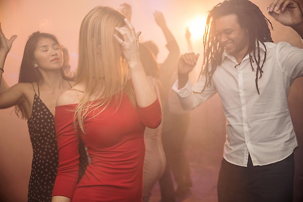 포토 JPG 서양인 여자 남자 흑인 조명 실내 미소 사람 동양인 여러명 상반신 20대 성인 앞모습 옆모습 친구 춤 연기 즐거움 클럽 성인만 국내포토 외국인 감정 뷰포인트 다수 관계 문화예술 표정 인종 청년 내부 파일형식