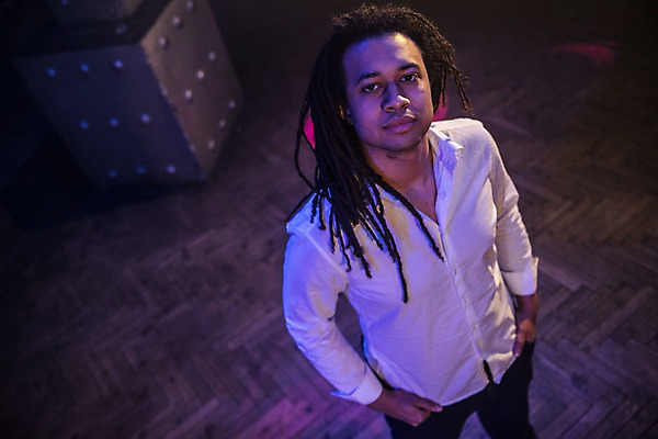 포토 JPG 응시 남자 흑인 실내 한명 사람 상반신 20대 성인 앞모습 올려보기 무대 레게머리 클럽 주머니손 성인남자한명만 국내포토 서양인 1 헤어스타일 시선 뷰포인트 모션 청년 내부 남자한명만 성인남자만 파일형식