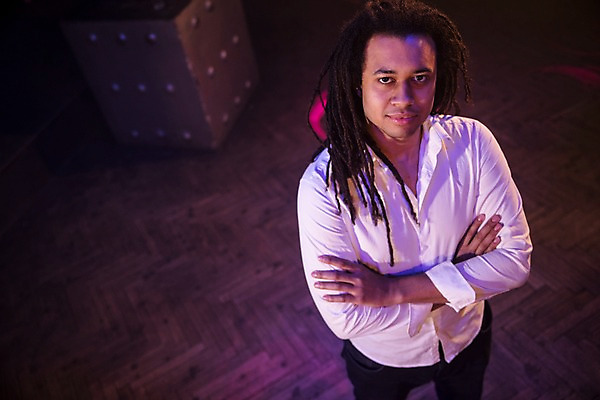 포토 JPG 응시 남자 흑인 실내 한명 미소 사람 상반신 20대 성인 앞모습 팔짱 무대 레게머리 클럽 성인남자한명만 국내포토 서양인 1 헤어스타일 시선 뷰포인트 모션 표정 청년 내부 남자한명만 성인남자만 파일형식