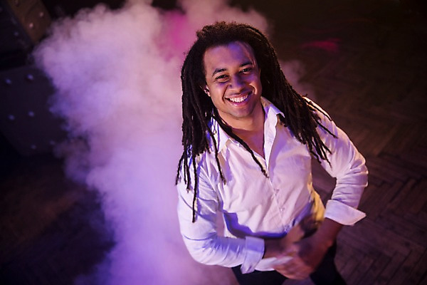 포토 JPG 응시 남자 흑인 실내 한명 미소 사람 상반신 20대 성인 앞모습 무대 연기 레게머리 즐거움 클럽 성인남자한명만 국내포토 서양인 1 헤어스타일 시선 감정 뷰포인트 표정 청년 내부 남자한명만 성인남자만 파일형식