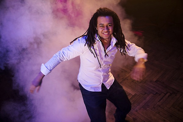 포토 JPG 응시 남자 포즈 흑인 실내 한명 미소 사람 상반신 20대 성인 앞모습 무대 춤 연기 즐거움 클럽 성인남자한명만 국내포토 서양인 1 시선 감정 뷰포인트 문화예술 표정 청년 내부 남자한명만 성인남자만 파일형식