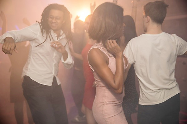 포토 JPG 서양인 여자 남자 흑인 조명 실내 미소 사람 동양인 여러명 상반신 20대 성인 옆모습 뒷모습 30대 친구 춤 연기 즐거움 클럽 성인만 국내포토 외국인 감정 뷰포인트 다수 관계 문화예술 표정 인종 청년 내부 장년 파일형식