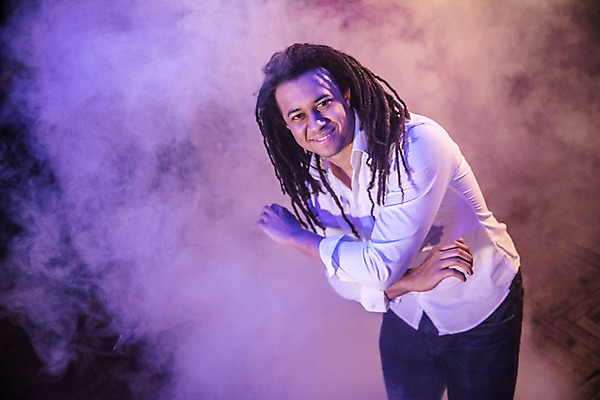 포토 JPG 응시 남자 포즈 흑인 실내 한명 미소 사람 손짓 상반신 20대 성인 앞모습 춤 연기 즐거움 클럽 성인남자한명만 국내포토 서양인 1 시선 감정 뷰포인트 모션 문화예술 표정 청년 내부 남자한명만 성인남자만 파일형식