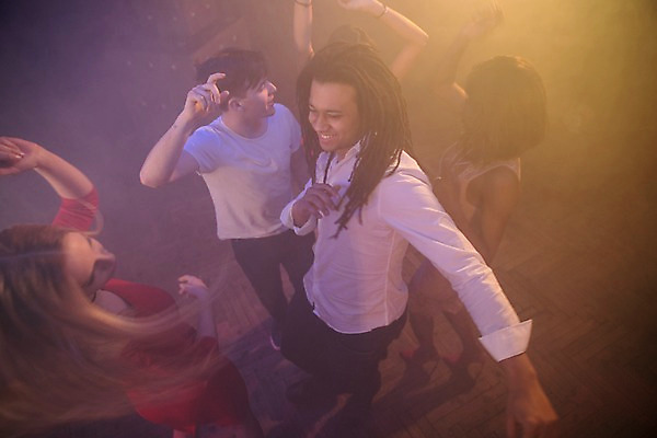 포토 JPG 전신 서양인 응시 여자 남자 흑인 조명 실내 미소 사람 동양인 여러명 상반신 20대 성인 옆모습 30대 친구 하이앵글 손들기 무대 춤 연기 즐거움 클럽 성인만 국내포토 외국인 시선 감정 뷰포인트 다수 관계 모션 문화예술 표정 인종 청년 내부 장년 파일형식