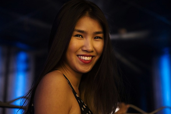 포토 JPG 응시 여자 조명 실내 한명 미소 사람 동양인 근접촬영 상반신 20대 성인 옆모습 클럽 성인여자한명만 국내포토 1 시선 뷰포인트 표정 인종 청년 내부 여자한명만 성인여자만 파일형식