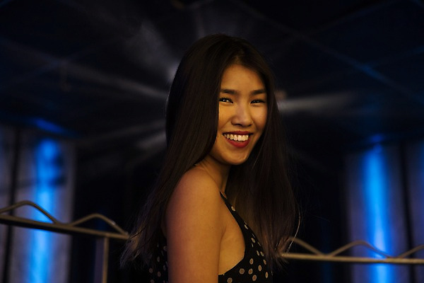 포토 JPG 응시 여자 조명 실내 한명 미소 사람 동양인 상반신 20대 성인 옆모습 클럽 성인여자한명만 국내포토 1 시선 뷰포인트 표정 인종 청년 내부 여자한명만 성인여자만 파일형식