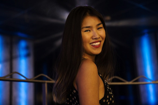 포토 JPG 응시 여자 조명 실내 한명 미소 사람 동양인 상반신 20대 성인 옆모습 클럽 성인여자한명만 국내포토 1 시선 뷰포인트 표정 인종 청년 내부 여자한명만 성인여자만 파일형식