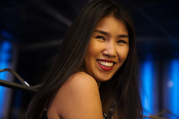 포토 JPG 응시 여자 조명 실내 한명 미소 웃음 사람 동양인 근접촬영 상반신 20대 성인 옆모습 클럽 성인여자한명만 국내포토 1 시선 뷰포인트 표정 인종 청년 내부 여자한명만 성인여자만 파일형식