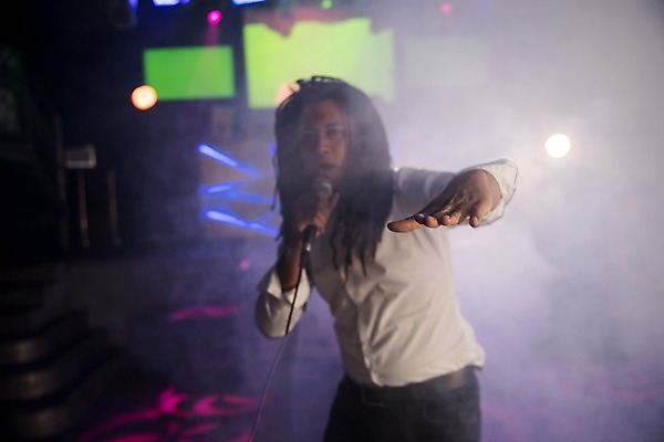 포토 JPG 남자 흑인 조명 실내 한명 사람 손짓 상반신 20대 성인 앞모습 무대 연기 마이크 즐거움 클럽 열창 성인남자한명만 국내포토 서양인 1 감정 뷰포인트 음향기기 노래 모션 청년 내부 남자한명만 성인남자만 파일형식