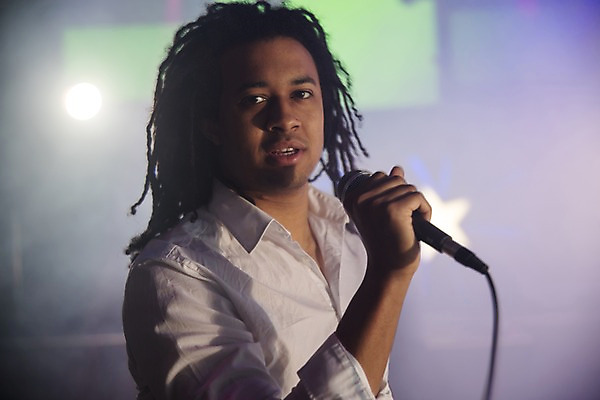 포토 JPG 응시 남자 흑인 노래 조명 실내 한명 사람 상반신 20대 성인 앞모습 무대 잡기 마이크 즐거움 클럽 성인남자한명만 국내포토 서양인 1 시선 감정 음악 뷰포인트 음향기기 모션 청년 내부 남자한명만 성인남자만 파일형식