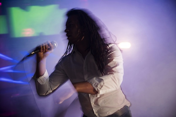 포토 JPG 남자 흑인 노래 조명 실내 한명 사람 상반신 20대 성인 앞모습 무대 마이크 즐거움 클럽 성인남자한명만 국내포토 서양인 1 감정 음악 뷰포인트 음향기기 청년 내부 남자한명만 성인남자만 파일형식