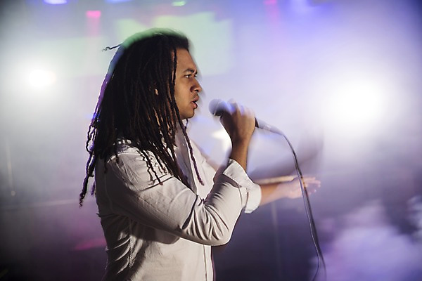 포토 JPG 응시 남자 흑인 노래 조명 실내 한명 사람 상반신 20대 성인 옆모습 무대 마이크 즐거움 클럽 성인남자한명만 국내포토 서양인 1 시선 감정 음악 뷰포인트 음향기기 청년 내부 남자한명만 성인남자만 파일형식