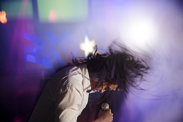 포토 JPG 남자 흑인 노래 조명 실내 한명 사람 상반신 20대 성인 옆모습 무대 마이크 즐거움 클럽 헤드뱅잉 성인남자한명만 국내포토 서양인 1 감정 음악 뷰포인트 음향기기 청년 내부 락 남자한명만 성인남자만 파일형식