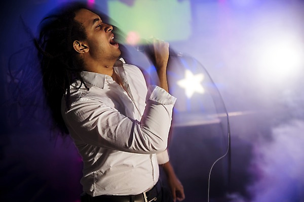 포토 JPG 남자 흑인 조명 실내 한명 사람 상반신 20대 성인 옆모습 파티 무대 연기 마이크 즐거움 클럽 열창 성인남자한명만 국내포토 서양인 1 감정 뷰포인트 음향기기 노래 이벤트 청년 내부 남자한명만 성인남자만 파일형식