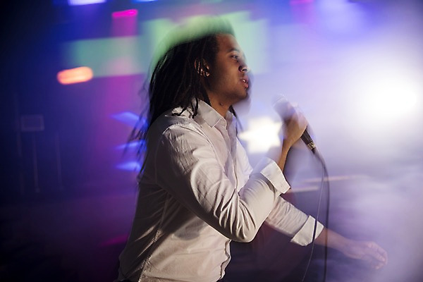 포토 JPG 남자 흑인 노래 조명 실내 한명 사람 상반신 20대 성인 옆모습 무대 마이크 즐거움 클럽 성인남자한명만 국내포토 서양인 1 감정 음악 뷰포인트 음향기기 청년 내부 남자한명만 성인남자만 파일형식