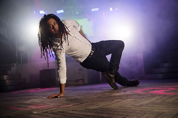 포토 JPG 전신 응시 남자 포즈 흑인 조명 실내 한명 사람 20대 성인 앞모습 파티 무대 춤 연기 즐거움 클럽 비보이 성인남자한명만 국내포토 서양인 1 시선 감정 뷰포인트 문화예술 이벤트 청년 내부 남자한명만 성인남자만 파일형식