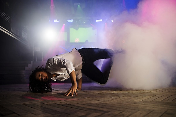 포토 JPG 전신 응시 남자 흑인 조명 실내 한명 사람 20대 성인 앞모습 무대 춤 연기 즐거움 클럽 비보이 성인남자한명만 국내포토 서양인 1 시선 감정 뷰포인트 문화예술 청년 내부 남자한명만 성인남자만 파일형식