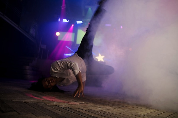 포토 JPG 전신 남자 흑인 조명 실내 한명 사람 20대 성인 앞모습 무대 춤 연기 즐거움 클럽 비보이 성인남자한명만 국내포토 서양인 1 감정 뷰포인트 문화예술 청년 내부 남자한명만 성인남자만 파일형식