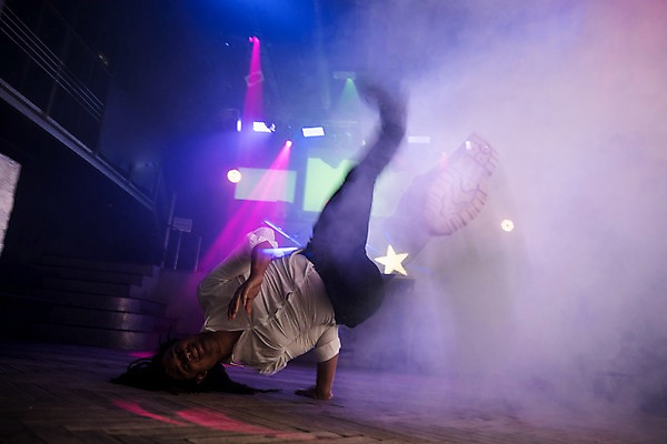 포토 JPG 전신 남자 흑인 조명 실내 한명 미소 사람 20대 성인 앞모습 무대 춤 연기 즐거움 클럽 비보이 성인남자한명만 국내포토 서양인 1 감정 뷰포인트 문화예술 표정 청년 내부 남자한명만 성인남자만 파일형식