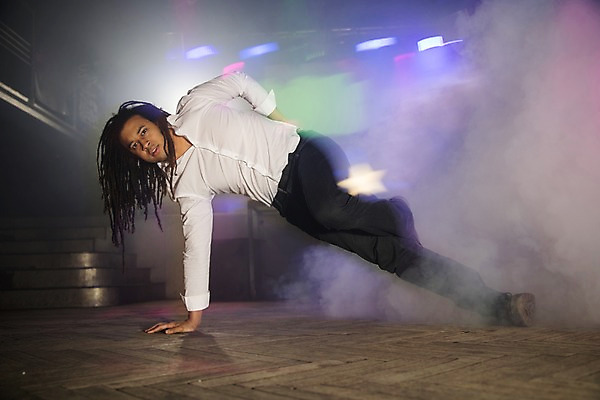 포토 JPG 전신 남자 흑인 조명 실내 한명 사람 20대 성인 앞모습 무대 춤 연기 즐거움 클럽 비보이 성인남자한명만 국내포토 서양인 1 감정 뷰포인트 문화예술 청년 내부 남자한명만 성인남자만 파일형식