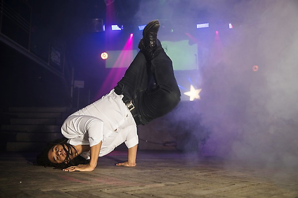 포토 JPG 전신 서양인 남자 조명 실내 한명 사람 20대 성인 앞모습 무대 춤 연기 즐거움 클럽 비보이 성인남자한명만 국내포토 외국인 1 감정 뷰포인트 문화예술 청년 내부 남자한명만 성인남자만 파일형식