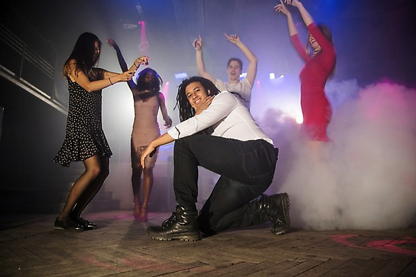 포토 JPG 전신 서양인 여자 남자 포즈 흑인 실내 사람 동양인 여러명 20대 성인 앞모습 옆모습 30대 친구 파티 무대 춤 연기 즐거움 클럽 비보이 성인만 국내포토 외국인 감정 뷰포인트 다수 관계 문화예술 인종 이벤트 청년 내부 장년 파일형식