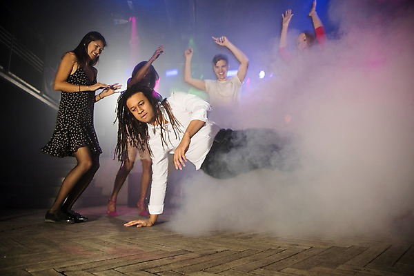 포토 JPG 전신 서양인 여자 남자 흑인 조명 실내 사람 동양인 여러명 20대 성인 앞모습 옆모습 30대 친구 파티 무대 춤 연기 즐거움 클럽 비보이 성인만 국내포토 외국인 감정 뷰포인트 다수 관계 문화예술 인종 이벤트 청년 내부 장년 파일형식