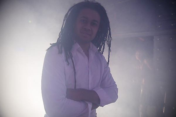 포토 JPG 응시 남자 흑인 실내 한명 미소 사람 상반신 20대 성인 앞모습 파티 팔짱 무대 연기 레게머리 클럽 성인남자한명만 국내포토 서양인 1 헤어스타일 시선 뷰포인트 모션 표정 이벤트 청년 내부 남자한명만 성인남자만 파일형식