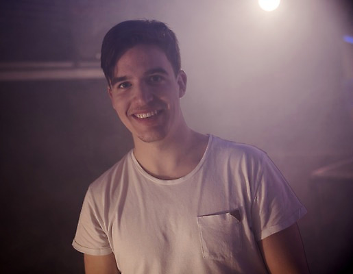 포토 JPG 서양인 응시 남자 티셔츠 조명 실내 한명 미소 사람 상반신 20대 성인 앞모습 무대 연기 클럽 성인남자한명만 국내포토 외국인 1 시선 뷰포인트 셔츠 표정 청년 내부 남자한명만 성인남자만 파일형식