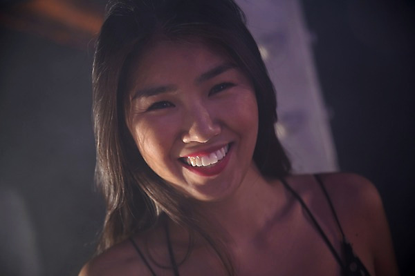 포토 JPG 응시 여자 얼굴 실내 한명 미소 사람 동양인 근접촬영 상반신 20대 성인 앞모습 무대 연기 클럽 성인여자한명만 국내포토 1 시선 뷰포인트 표정 인종 청년 내부 신체부위 여자한명만 성인여자만 파일형식