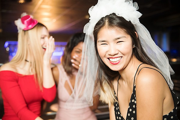 포토 JPG 서양인 모자 여자 흑인 조명 면사포 실내 미소 사람 동양인 근접촬영 상반신 20대 성인 앞모습 옆모습 세명 30대 친구 분장 파티 즐거움 클럽 성인여자만 국내포토 외국인 잡화 감정 뷰포인트 관계 표정 인종 이벤트 청년 내부 장년 결혼소품 여자만 성인만 파일형식