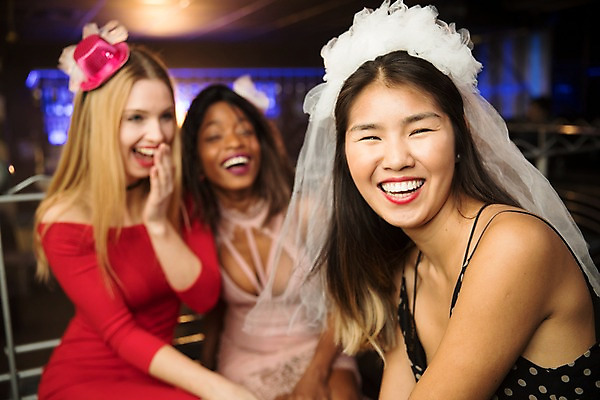 포토 JPG 서양인 모자 응시 여자 흑인 조명 면사포 실내 미소 사람 앉기 동양인 상반신 20대 성인 앞모습 옆모습 세명 30대 친구 분장 파티 즐거움 클럽 성인여자만 국내포토 외국인 시선 잡화 감정 뷰포인트 관계 모션 표정 인종 이벤트 청년 내부 장년 결혼소품 여자만 성인만 파일형식