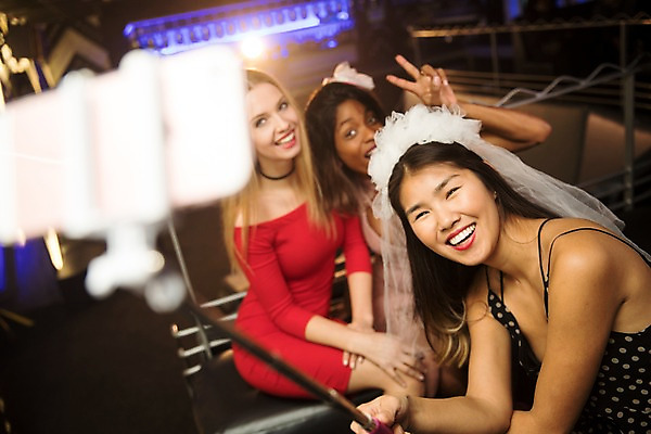 포토 JPG 서양인 응시 여자 흑인 조명 면사포 실내 미소 웃음 사람 앉기 동양인 상반신 20대 성인 앞모습 옆모습 세명 30대 친구 파티 셀프카메라 즐거움 클럽 브이 셀카봉 국내포토 외국인 시선 감정 뷰포인트 관계 모션 표정 인종 손짓 이벤트 청년 내부 장년 사진촬영 결혼소품 파일형식