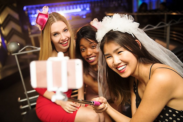 포토 JPG 서양인 모자 응시 여자 흑인 조명 면사포 실내 미소 사람 동양인 상반신 20대 성인 앞모습 옆모습 세명 30대 친구 파티 셀프카메라 즐거움 클럽 셀카봉 국내포토 외국인 시선 잡화 감정 뷰포인트 관계 표정 인종 이벤트 청년 내부 장년 사진촬영 결혼소품 파일형식