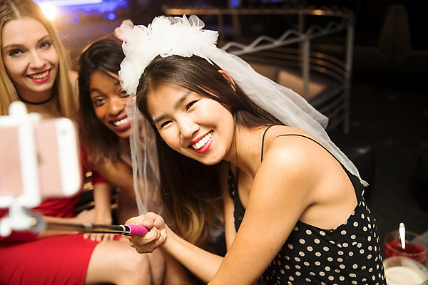 포토 JPG 서양인 응시 여자 흑인 면사포 실내 미소 웃음 사람 앉기 동양인 상반신 20대 성인 앞모습 옆모습 세명 30대 친구 파티 셀프카메라 즐거움 클럽 셀카봉 국내포토 외국인 시선 감정 뷰포인트 관계 모션 표정 인종 이벤트 청년 내부 장년 사진촬영 결혼소품 파일형식