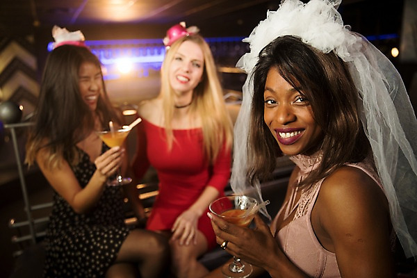 포토 JPG 서양인 모자 응시 여자 흑인 조명 면사포 실내 미소 들기 사람 앉기 동양인 상반신 20대 성인 앞모습 옆모습 세명 30대 친구 파티 칵테일 즐거움 클럽 성인만 국내포토 외국인 시선 잡화 감정 뷰포인트 관계 모션 주류 표정 인종 이벤트 청년 내부 장년 결혼소품 파일형식