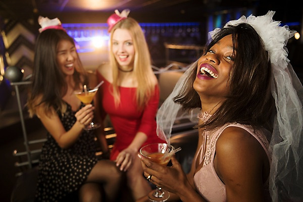 포토 JPG 서양인 모자 여자 흑인 조명 면사포 실내 웃음 사람 앉기 동양인 상반신 20대 성인 앞모습 옆모습 세명 30대 친구 분장 파티 칵테일 뒤돌아보기 즐거움 클럽 성인여자만 국내포토 외국인 잡화 감정 뷰포인트 관계 모션 주류 표정 인종 이벤트 청년 내부 장년 결혼소품 여자만 성인만 파일형식