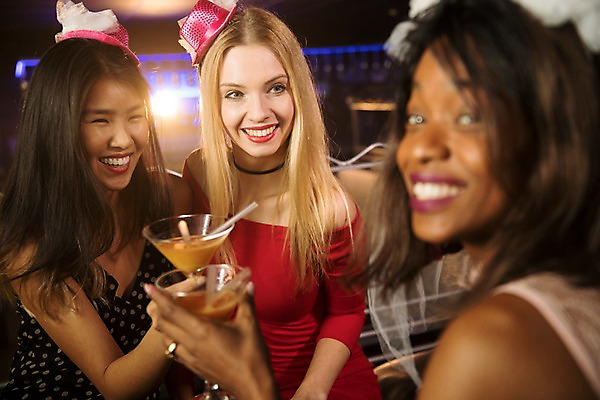 포토 JPG 서양인 모자 응시 여자 흑인 조명 면사포 실내 미소 들기 사람 동양인 상반신 20대 성인 앞모습 뒷모습 세명 30대 친구 분장 파티 칵테일 뒤돌아보기 즐거움 클럽 성인여자만 국내포토 외국인 시선 잡화 감정 뷰포인트 관계 모션 주류 표정 인종 이벤트 청년 내부 장년 결혼소품 여자만 성인만 파일형식