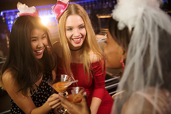 포토 JPG 서양인 모자 여자 흑인 조명 면사포 실내 미소 들기 사람 동양인 상반신 20대 성인 앞모습 뒷모습 세명 30대 친구 분장 파티 마주보기 칵테일 즐거움 클럽 성인여자만 국내포토 외국인 잡화 감정 뷰포인트 관계 모션 주류 표정 인종 이벤트 청년 내부 장년 결혼소품 여자만 성인만 파일형식