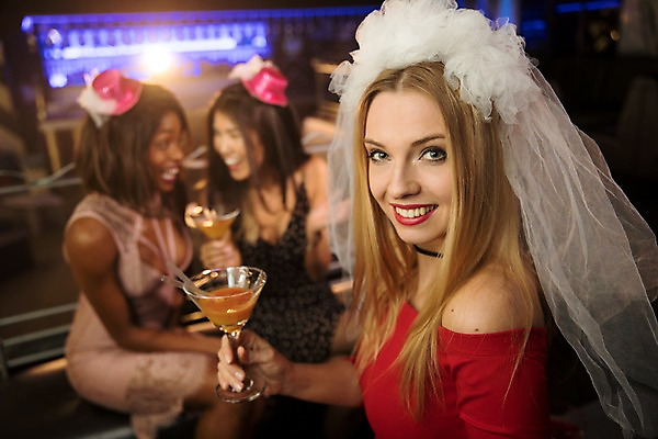 포토 JPG 서양인 모자 응시 여자 흑인 조명 면사포 실내 미소 사람 앉기 동양인 상반신 20대 성인 앞모습 옆모습 세명 30대 친구 분장 파티 마주보기 칵테일 즐거움 클럽 성인여자만 국내포토 외국인 시선 잡화 감정 뷰포인트 관계 모션 주류 표정 인종 이벤트 청년 내부 장년 결혼소품 여자만 성인만 파일형식