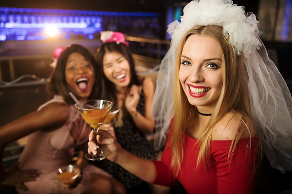 포토 JPG 서양인 모자 응시 여자 포즈 흑인 조명 면사포 실내 웃음 사람 동양인 상반신 20대 성인 앞모습 옆모습 세명 30대 친구 분장 파티 칵테일 즐거움 클럽 성인여자만 국내포토 외국인 시선 잡화 감정 뷰포인트 관계 주류 표정 인종 이벤트 청년 내부 장년 결혼소품 여자만 성인만 파일형식