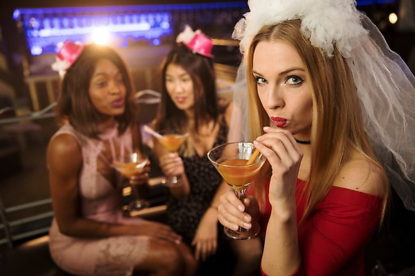 포토 JPG 서양인 모자 응시 여자 흑인 조명 면사포 실내 사람 동양인 상반신 20대 성인 앞모습 옆모습 세명 30대 친구 파티 마시기 칵테일 클럽 성인여자만 국내포토 외국인 시선 잡화 뷰포인트 관계 모션 주류 인종 이벤트 청년 내부 장년 결혼소품 여자만 성인만 파일형식